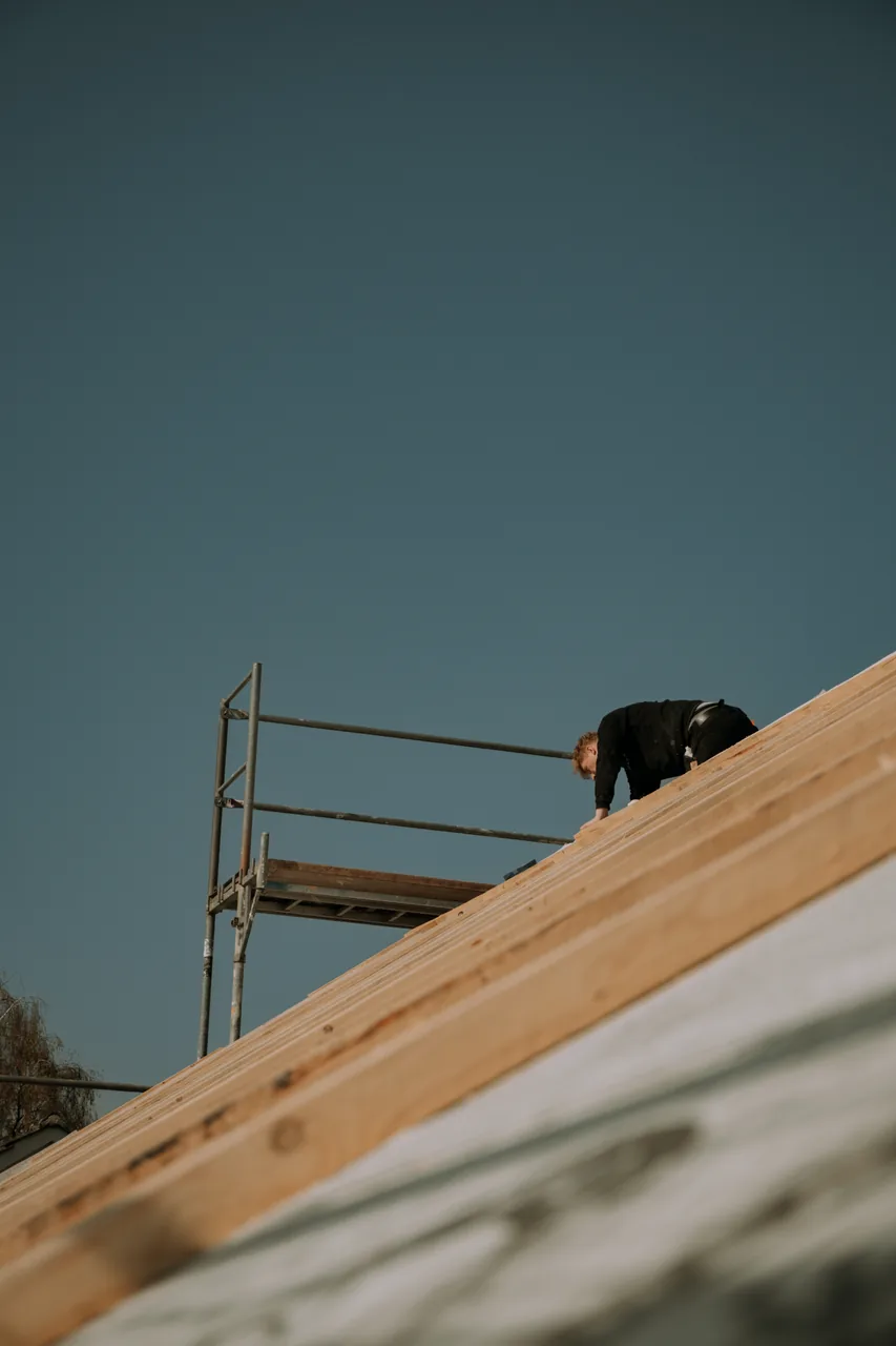 Detail der Dachlattung auf einer Baustelle