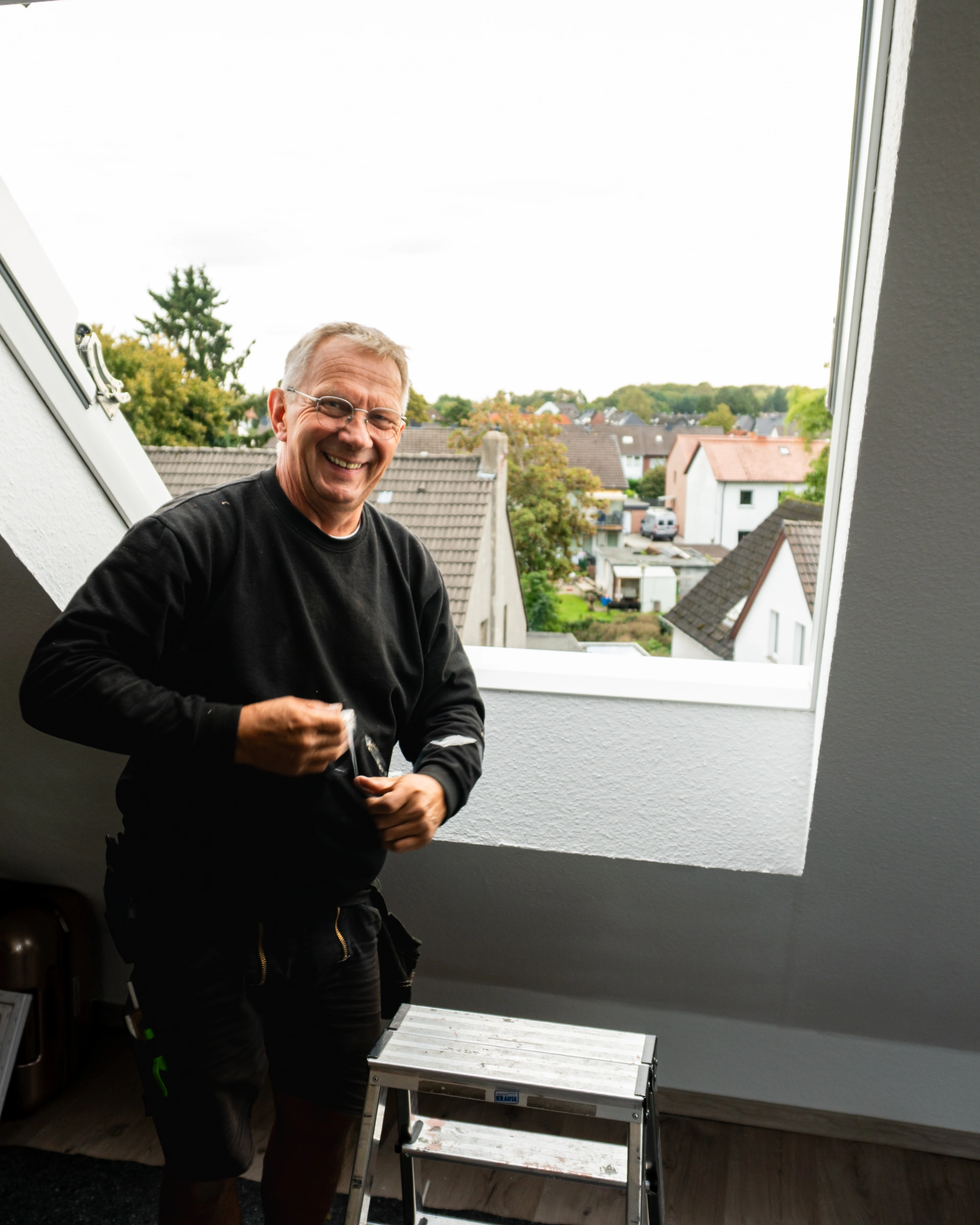 Peter Dietz bei Arbeiten an einem geöffneten Dachfenster