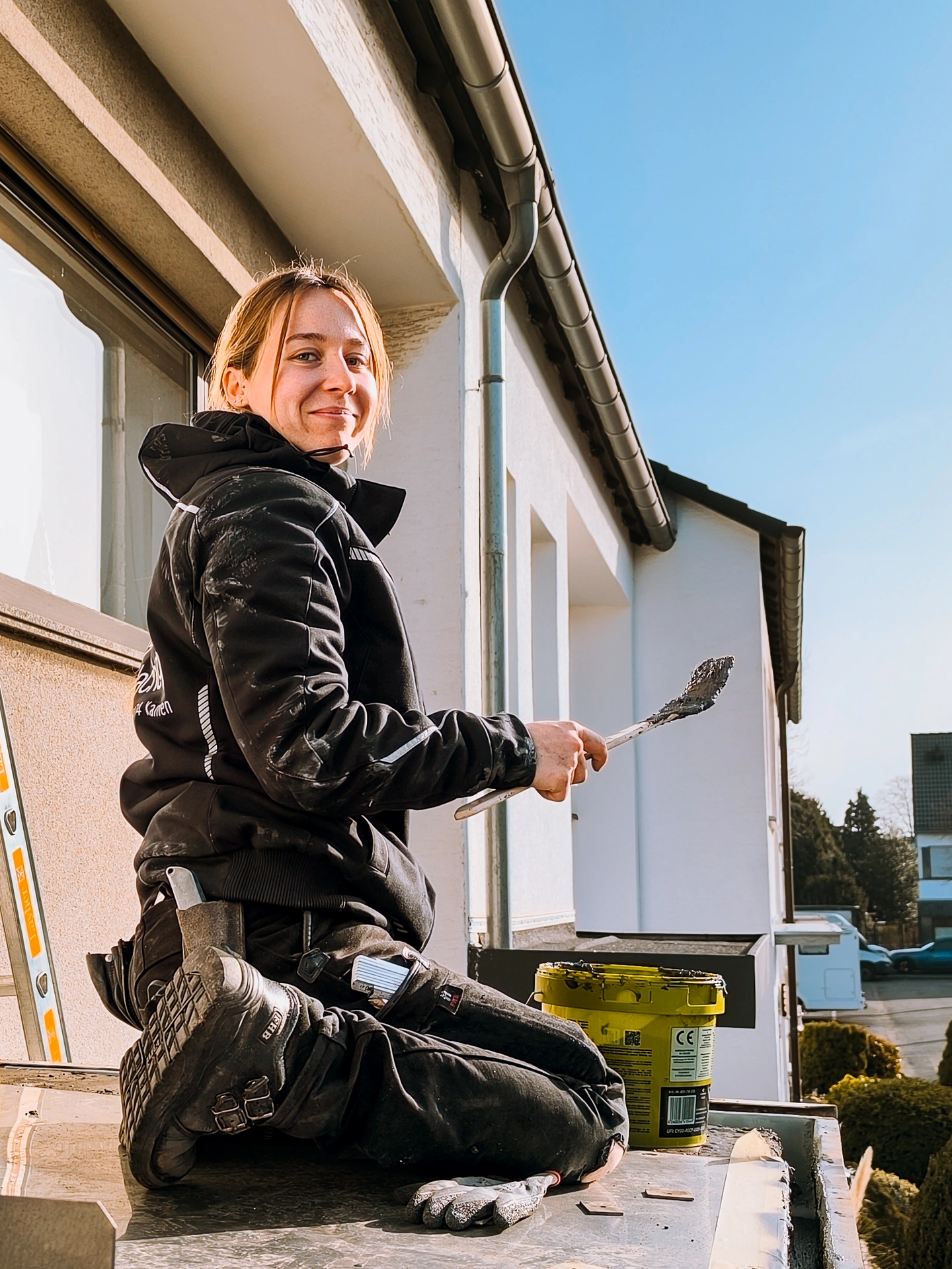Laura bei Arbeiten am Anschluss einer Dachgaube – Detailansicht